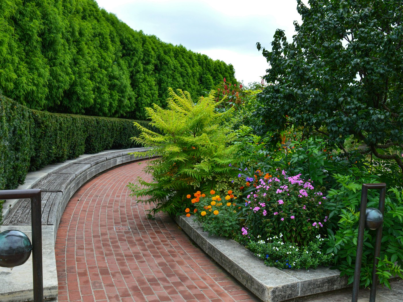 Jardín de hotel con sendero